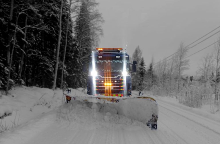 mörk blå lastbil snö plogning av vägar snöröjning Oy H Molander Ab