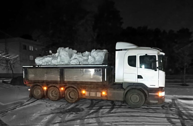 vit lastbil snöröjning snö bortkörning transport natt Oy H Molander Ab