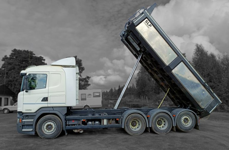 vit lastbil tippning jordbyggnads transport Oy H Molander Ab