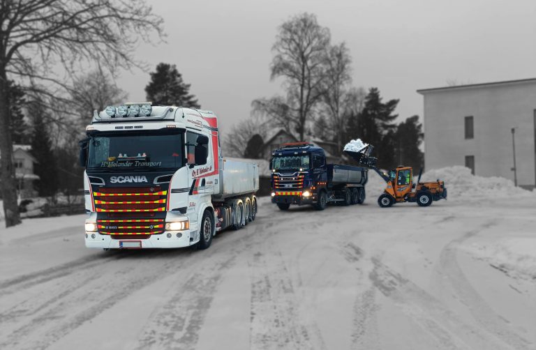 snöröjning av fastigheter snö bortkörning lastbilar plogning hjullastare Oy H Molander Ab